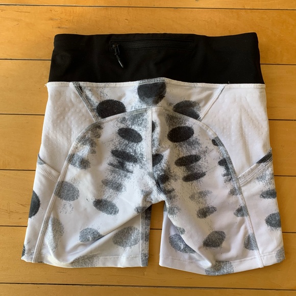 EUC 🍋 Lululemon Run: Dart and Dash Short - Picture 3 of 7